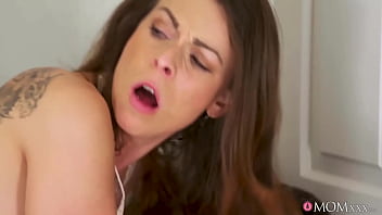 Ibu Pacarku Adalah Kucing Garong Yang Menggoda – Mom Xxx