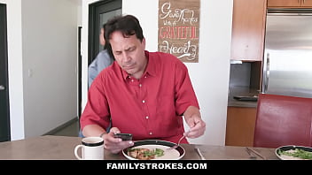 Ibu Tiri Dan Anak Tirinya Beraksi Di Samping Suami Sibuk