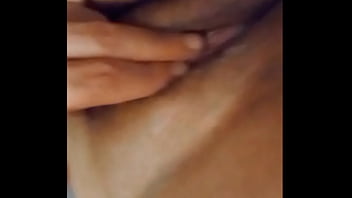 تأملات عربية جريئة: استكشاف متعة اللعب الذاتي الأنثوي