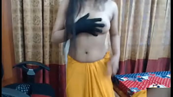 Gadis Desi Menggoyangkan Tubuh Telanjangnya