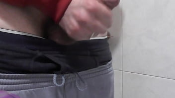 Masturbándome Hasta Correrme En El Baño De Mi Suegra.