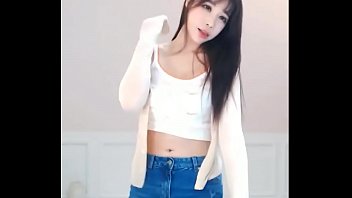 Angela Manjusaka: Gerakan Menggoda Sang Streamer Seksi Dari Tiongkok