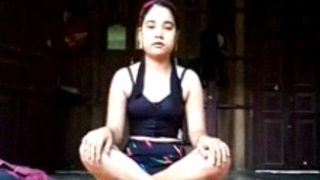 Gadis Assam Yang Menggoda Membuka Pakaian Dalam Video Solo Yang Panas