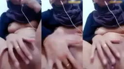 Gadis Berjilbab Tergairah Masturbasi Dengan Erang Nikmat