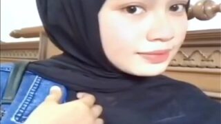 Koleksi Video Payudara Seksi Muslimah Yang Menggoda
