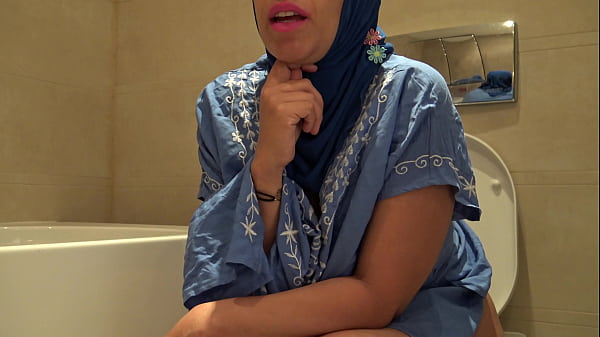 Arab Milf Nakal Memamerkan Bulu Kemaluan Basah Dan Pancuran Air Seni Yang Menggoda