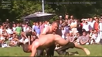 Pecinta Gulat Turki Terbuka Lebar Saat Celananya Tersingkap Di Arena