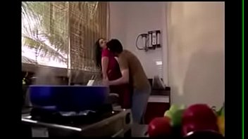 Gadis India Yang Menggoda Dengan Lekuk Tubuh Yang Memikat