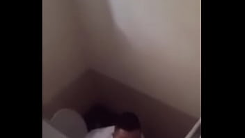 Cậu Bé Trung Học Phải Giải Quyết Nỗi Buồn Ngay Trong Khuôn Viên Trường