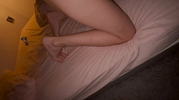 Kakak Tiri Bangunkan Adiknya Yang Rusia Untuk Mencium Aroma Intim Di Belahan Tubuhnya Setelah Semalaman