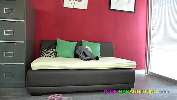 Manajer Bar Nakal Menguji Bakat Gadis Thailand Muda Di Balik Layar