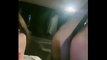 Nyonya Tiongkok Meisi Memuaskan Hasrat Kaki Di Dalam Mobil, Menikmati Sesi Penyembahan Yang Menggoda