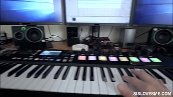 Adik Tiriku Yang Mungil Mengisap Kontol Gede Dari Sudut Pandangku