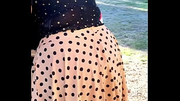 Gadis Seksi Di Luar Ruangan – Memamerkan Belahan Payudara Yang Menggoda