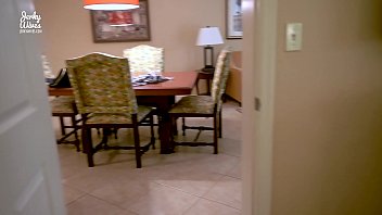 Liburan Rahasia Dengan Ibu Tiriku – Perjalanan Mobil Telanjang Dan Oral Di Hotel – Cory Chase