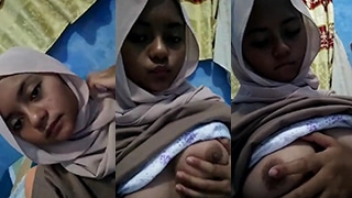 Gadis Berhijab Manis Pamer Payudara Montok
