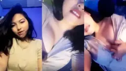 Gadis Cantik Meremas Payudara Sambil Mengeluarkan Nafas Berat