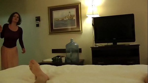 Ibu Tiriku Tak Kuasa Menolak Godaan Untuk Melahap Batangku Saat Ayah Tiriku Pergi.