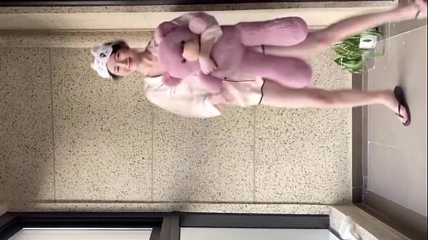 Gadis Tionghoa Seksi Dengan Sandal Jepit Menggoda Anda