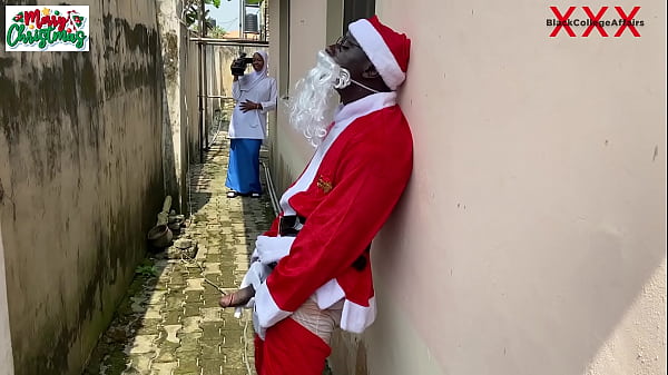 Santa Beri Hadiah Panas Untuk Gadis Hijab 18 Tahun Di Luar Pagar Sekolah Saat Ia Uji Kamera Baru (tonton Adegan Senggolnya Di Red)