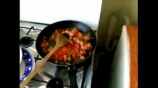 Bibiku Yang Nakal, Sambil Masak Di Dapur Mulutnya Sibuk Melayani Batangku