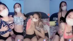Dua Cewek Saling Menjilati Payudara