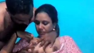 Guru Mesum – Bercumbu Dengan Tukang Di Kamar Mandi