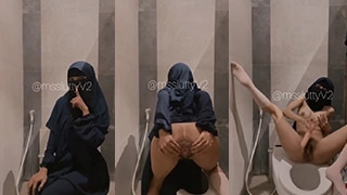 Lutty Berjilbab Tapi Mesum, Colmek Ganas Di Toilet Mal