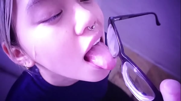 Gadis Asia Nakal Menanti Tuannya; Dia Menjilat Cairan Di Kacamatanya. Video Lengkap Di Sabelarsene.com