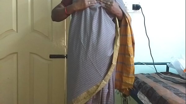 Desi Istri Nakal Dari India, Pakai Saree Abu-abu, Memamerkan Payudara Besar Dan Memek Dicukur, Meremas Payudara Dan Memelintir Puting Sambil Menggesek Memek Hingga Masturbasi
