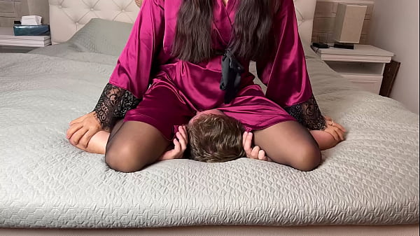 Duduk Kasar Di Wajah Dengan Tamparan Oleh Perempuan Asia Berjubah Malam Dan Mulut Dibelenggu Celana Dalam