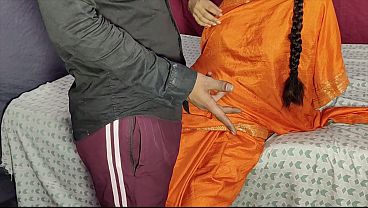 Meredakan Dahaga Ranjang Bibi Desi Yang Menggoda