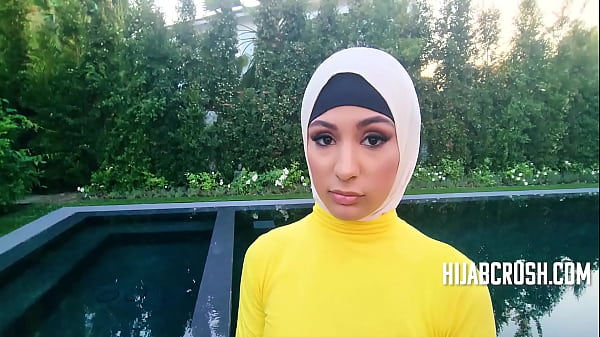 Adik Tiri Berkerudung Merasakan Kenikmatan Penis Pertama Kali