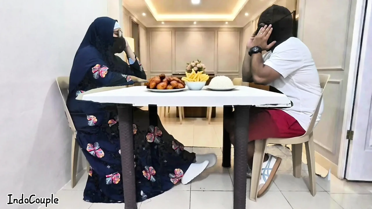 Guru Sekolah Hijab Muslim Pergi Untuk Kencan Dengan Bintang