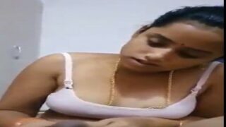Istri Rumahan Chennai Menggenggam Nafsu Dengan Tangan