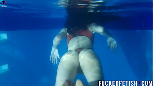 Helen Bintang, Bergaya Seksi Dengan Bikini Malam Di Kolam Apnea