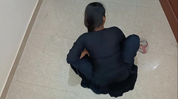 Pemilik Kamar Ngentot Memek Asisten Rumah Tangga India Seksi Dengan Suara Hindi Yang Jelas