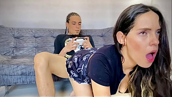 Saat Kakak Tiriku Asyik Main Game, Aku Asyik Main Dengan Kontol Besarnya