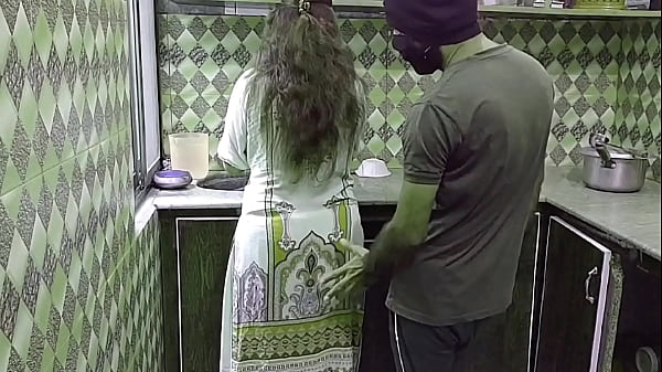 Bhabhi India Tersepak Di Dapur Sambil Sibuk Masak, Suara Menggairahkan