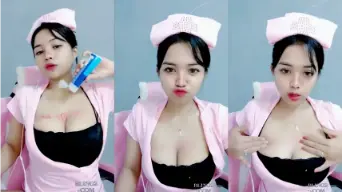 Perawat Nakal Cosplay Dengan Perhiasan Gemerlap