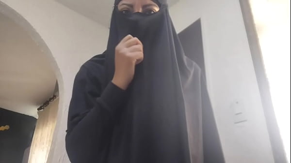 Milf Arab Mengocok Memek Sampai Muncrat Deras Di Webcam, Pakai Cadar Tapi Tetap Hot Dan Ganas