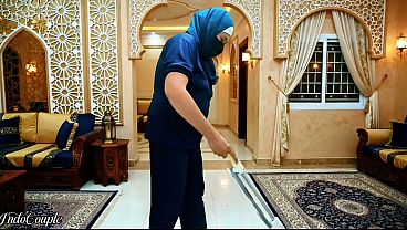 Mbok Berjilbab Disuruh Nyedot Kontol Majikan, Langsung Telan Habis