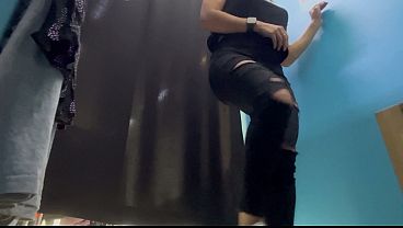 Ganti Baju Di Ruang Ganti, Cewek Rusia Montok Dengan Puting Berdiri Tegang.