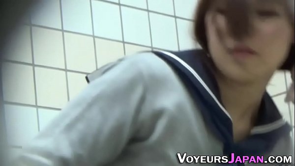 Gadis Jepang Menggoyang Kacang Polong