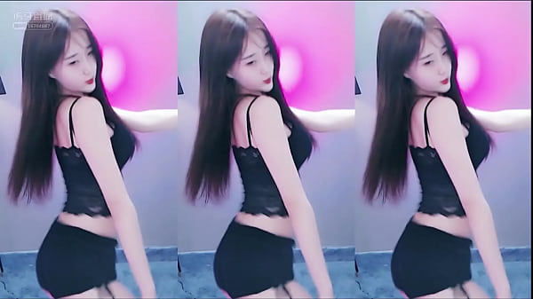 Em Trung Quốc Uốn éo Trên Thang Với áo Ren đen Mời Gọi