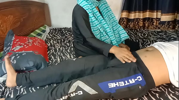 Gairah Terlarang: Menggoda Teman Sekolah Anak Tiriku Yang Lebih Tua