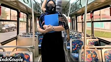 Istri Muslim Pulang Kuliah Naik Bus Sendirian, Orang Asing Langsung Ngewe Dia Di Atas Hijab