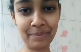 Desi Buka Bra Selfie Sendiri, Bikin Tegang