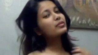 Desi Ratu Goyang Bugil, Striptis Panas Sendirian Bikin Makin Liar.