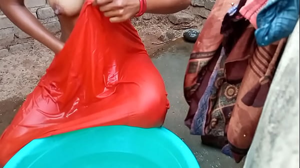 Rati Mandi Di Kamar Mandi, Suara Hindi Bikin Makin Panas.